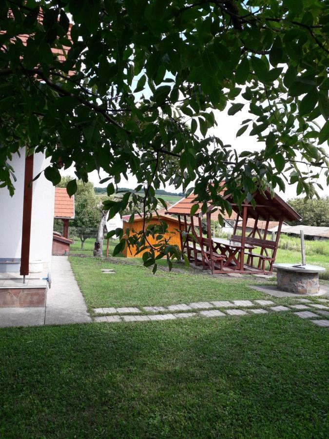 Matyas Apartman Tard Buitenkant foto