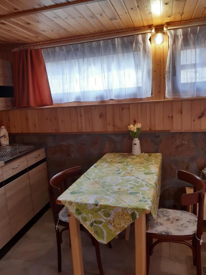 Matyas Apartman Tard Buitenkant foto