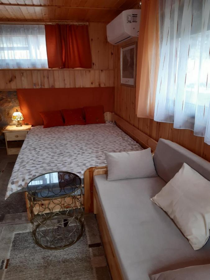 Matyas Apartman Tard Buitenkant foto