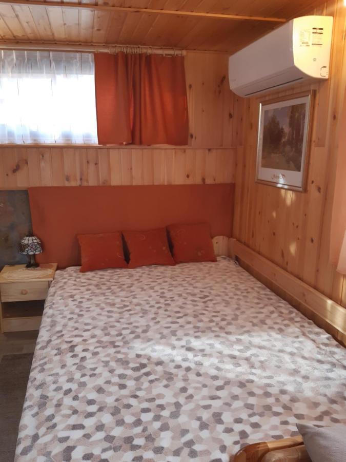 Matyas Apartman Tard Buitenkant foto