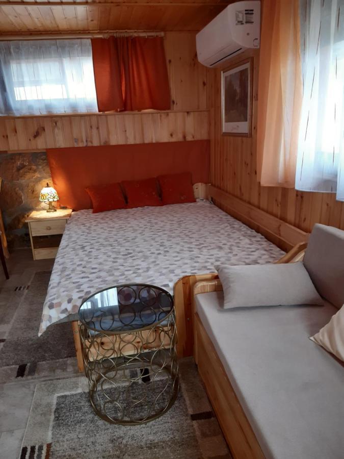 Matyas Apartman Tard Buitenkant foto